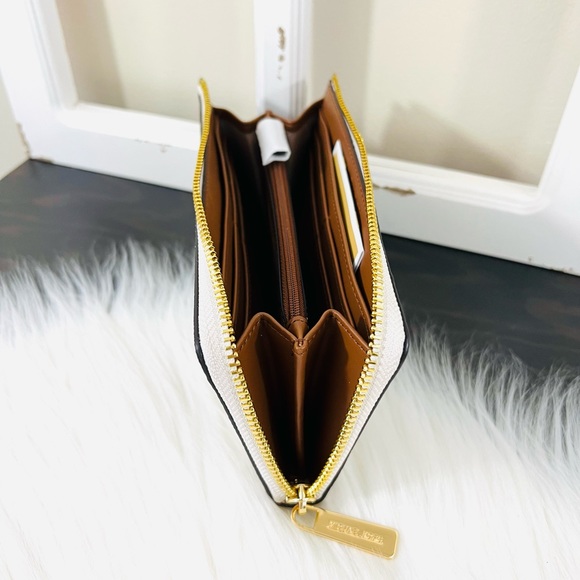 Michael Kors Jet Set Travel Large Three Quarter Zip Wallet - Picture 9 of 15